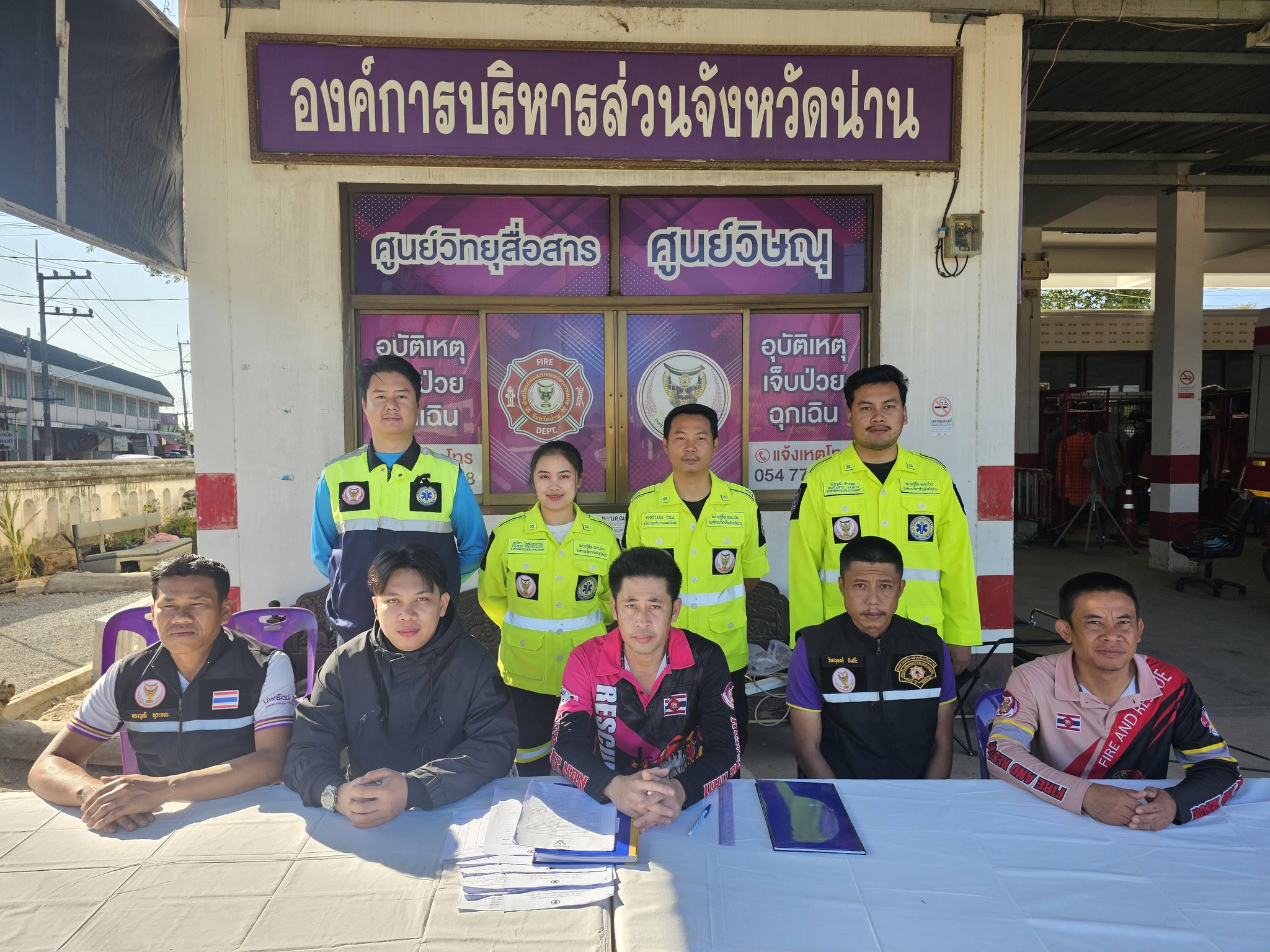 ติดตามสถานการณ์และเตรียมความพร้อมของอุปกรณ์กู้ชีพ-กู้ภัย เพื่อให้บริการประชาชนได้อย่างทันท่วงที ตลอด 24 ชั่วโมง 