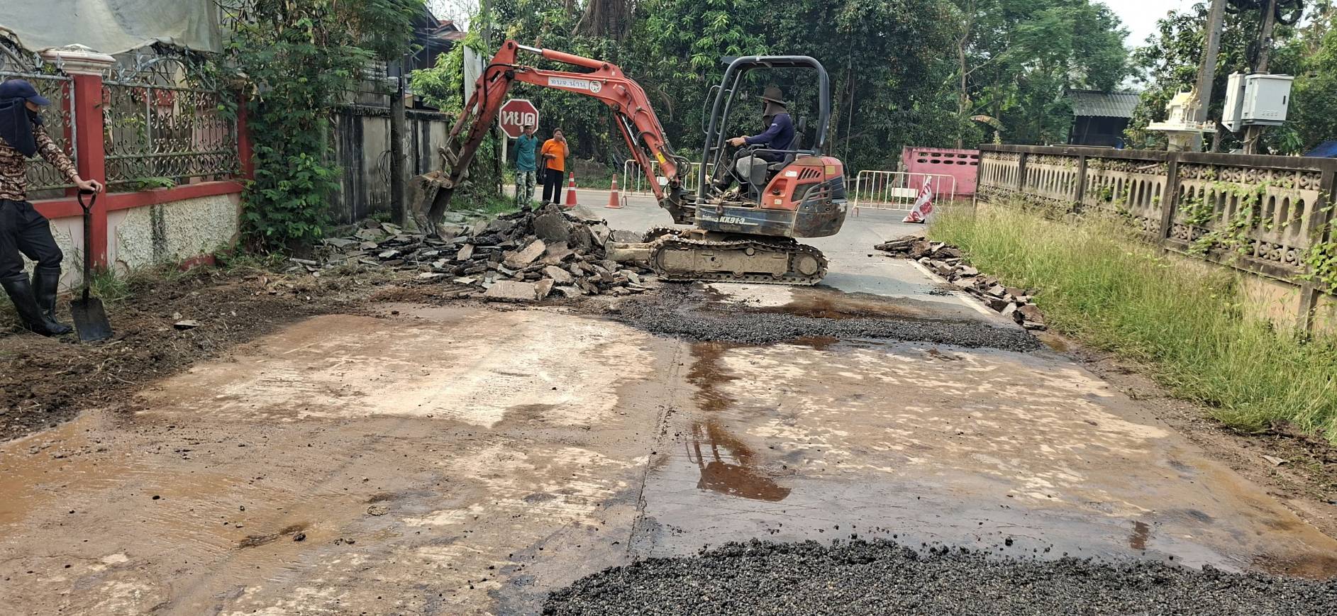 อบจ.น่าน ซ่อมผิวจราจรสายบ้านหัวนา-บ้านน้ำลัด เพิ่มความปลอดภัยให้ประชาชน