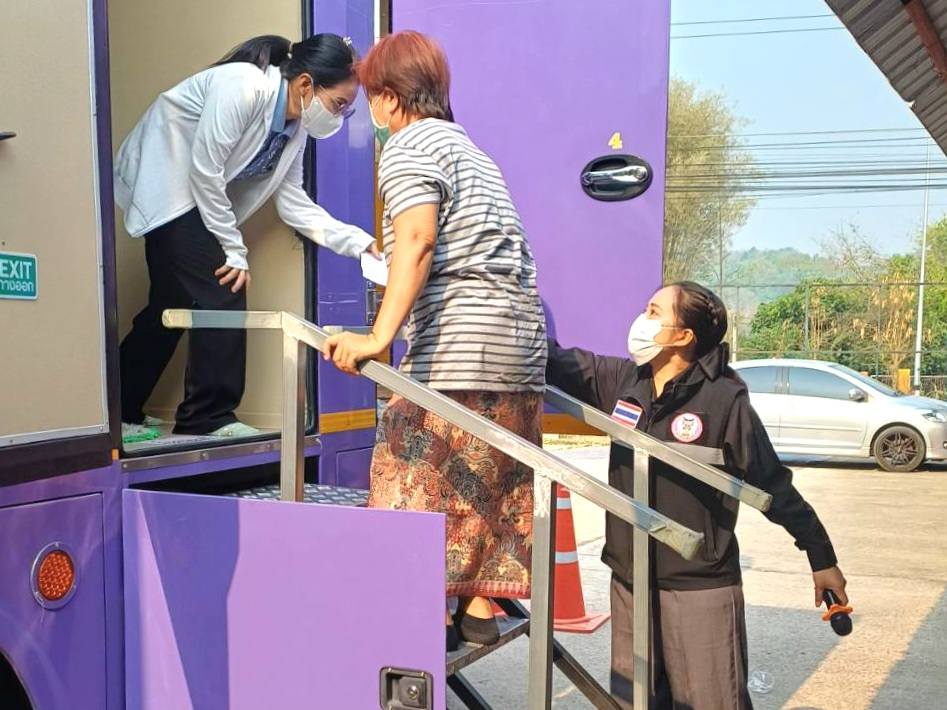 อบจ.น่าน นำรถเอกซเรย์เคลื่อนที่บริการเชิงรุก ตรวจคัดกรองระบบทางเดินหายใจ อำเภอสันติสุข วันแรก