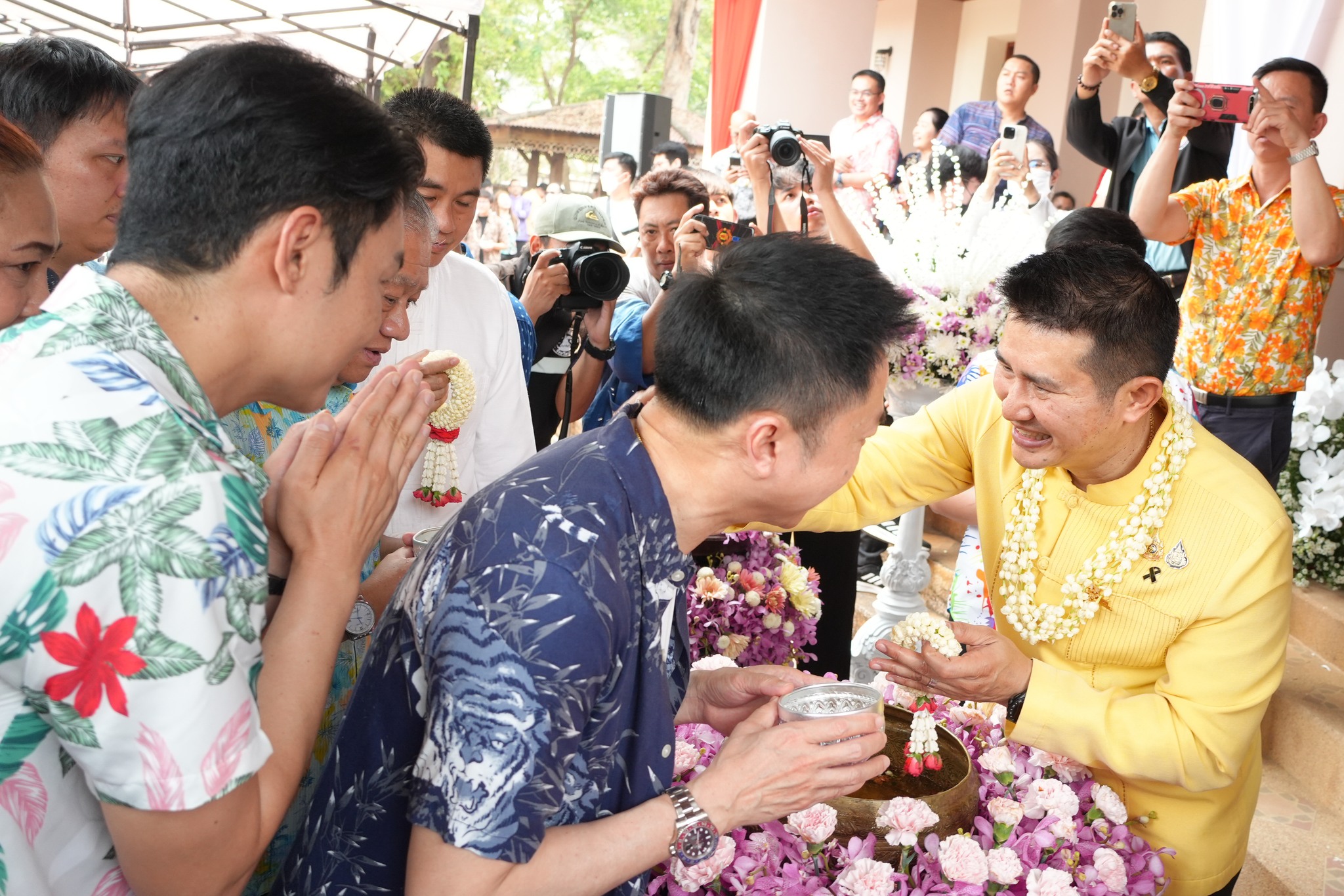อบจ.น่าน ร่วมรดน้ำดำหัว ขอพรผู้ว่าฯ เนื่องในสงกรานต์ 2569